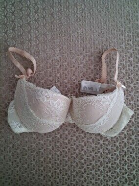 Delicate Lace Push-Up Bra in Light Pink - Women's Intimates